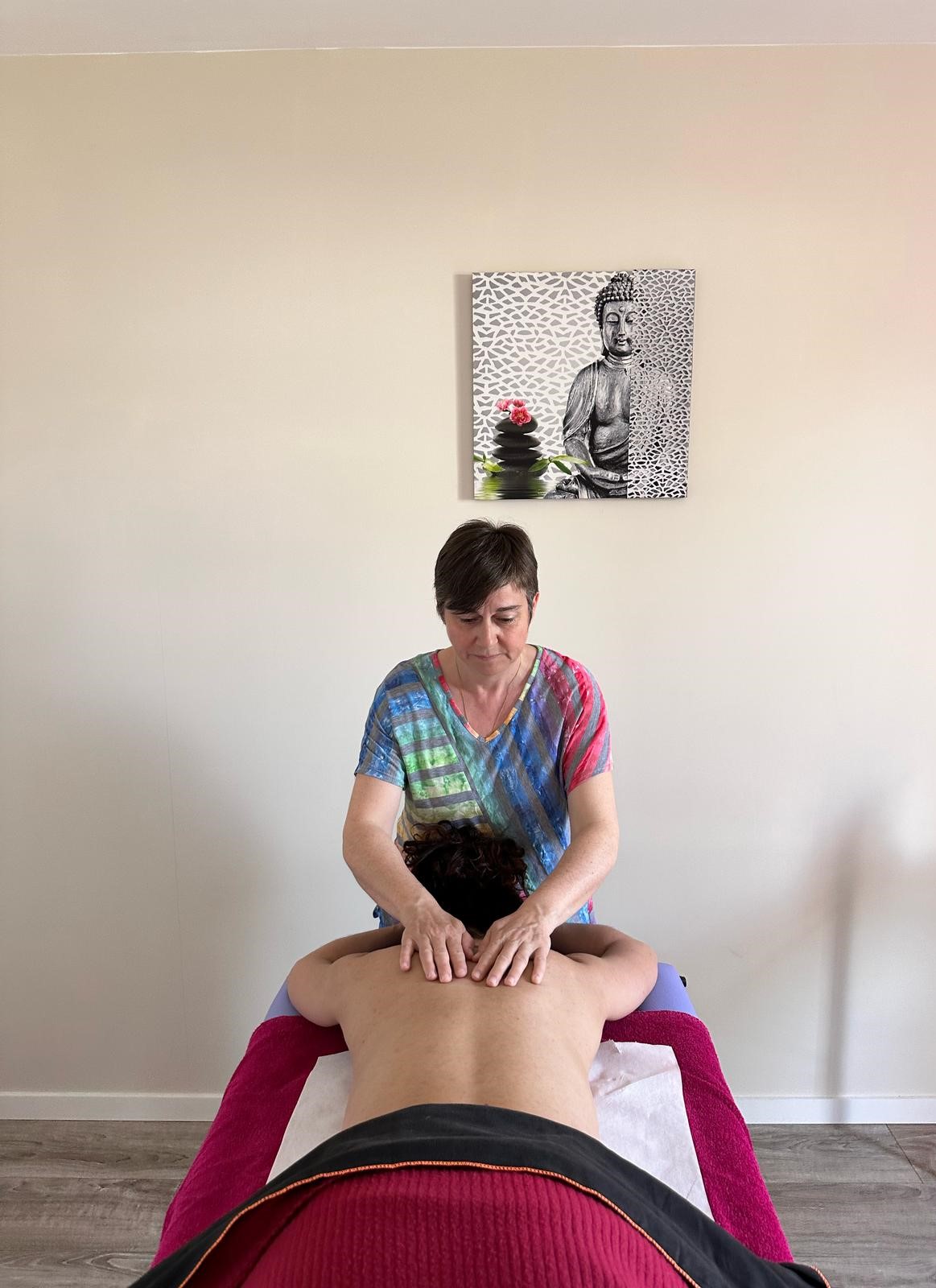 Femme qui masse une personne