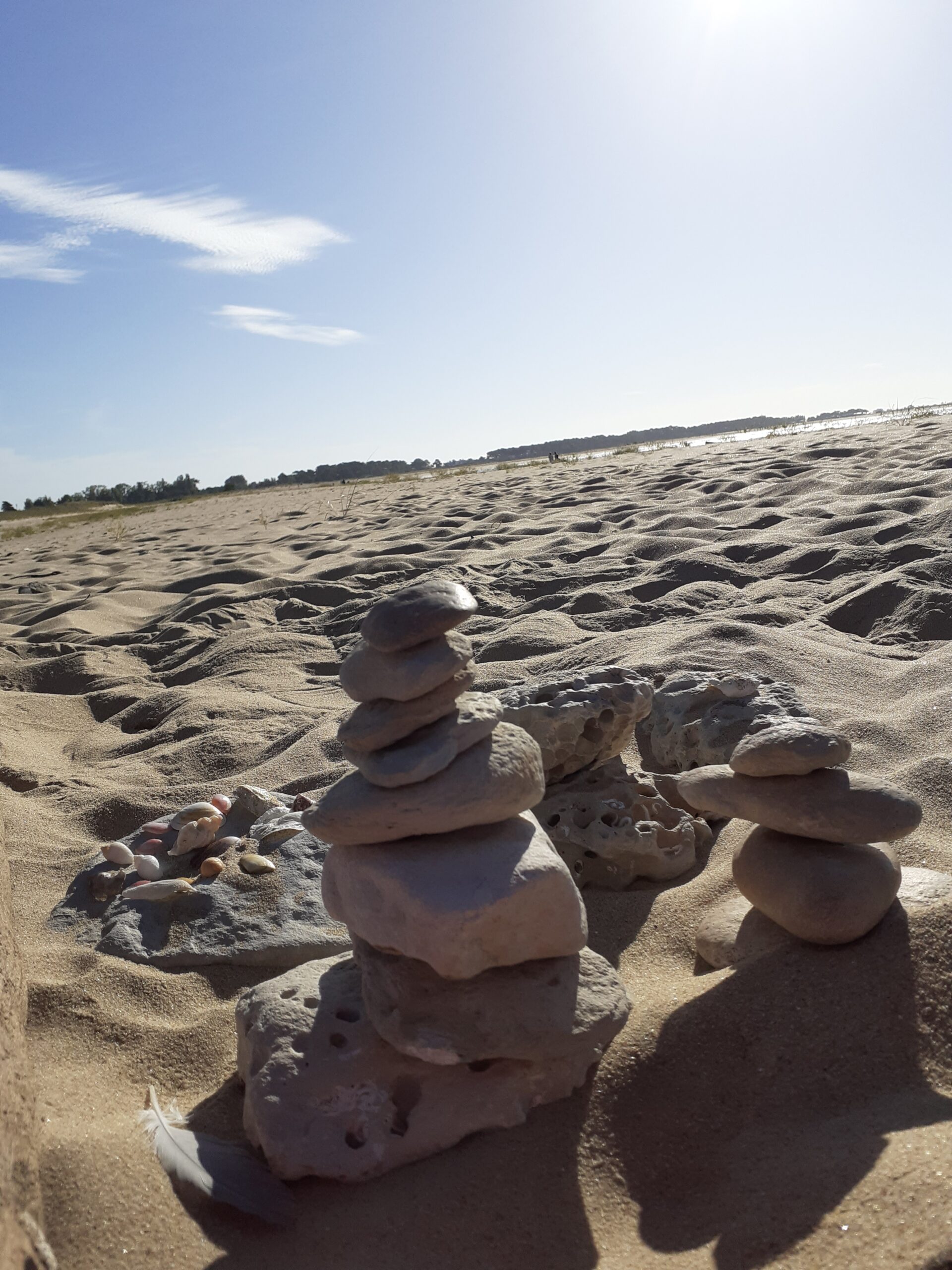 photo de pierre empilé sur la page qui suis-je