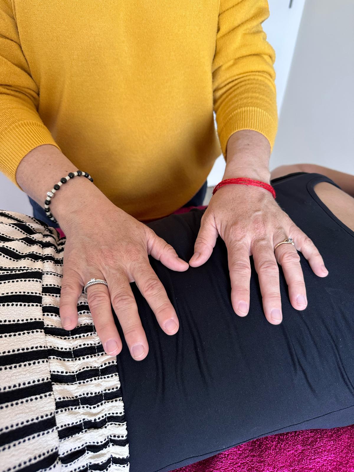 main qui masse une personne