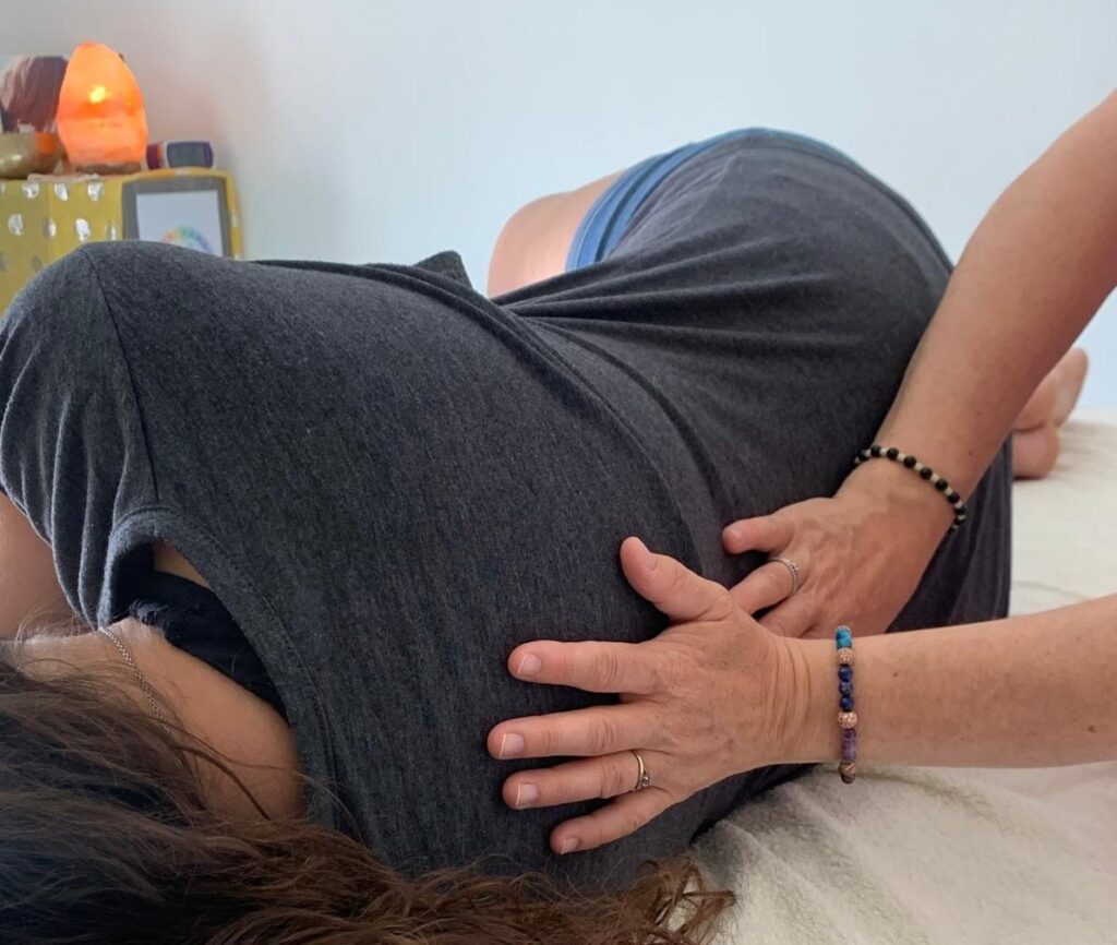 Main dans le dos sur la page Coffret cooconing Maman-Bébé